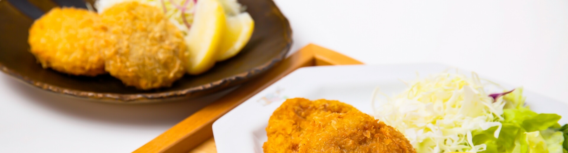 食卓に並ぶコロッケ
